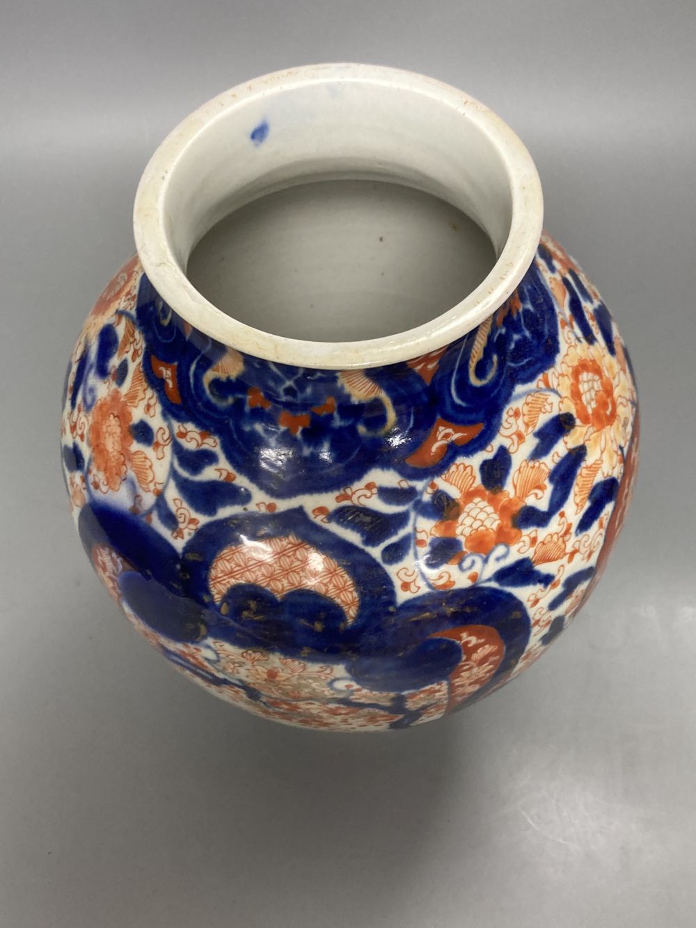 A large Imari porcelain vase, bulbous shape, 25cm